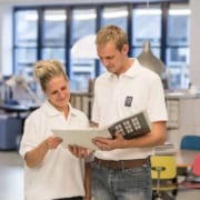 Mand og kvinde ser mappe